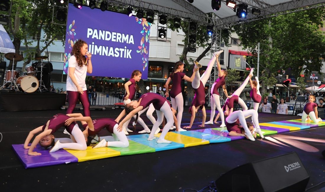 Bandırma Sahil Şenliği’nde sanat ve spor buluştu Bandırma Belediyesi’nin düzenlediği Sahil Şenliği kapsamında 25 Mayıs Pazar günü