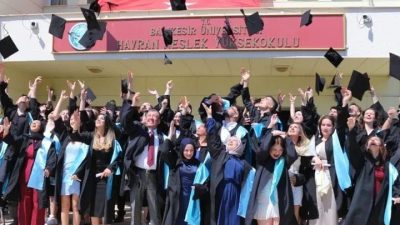 Balıkesir Üniversitesi Havran Meslek Yüksekokulu, 2025 yılı mezunlarını verirken, Burhaniye