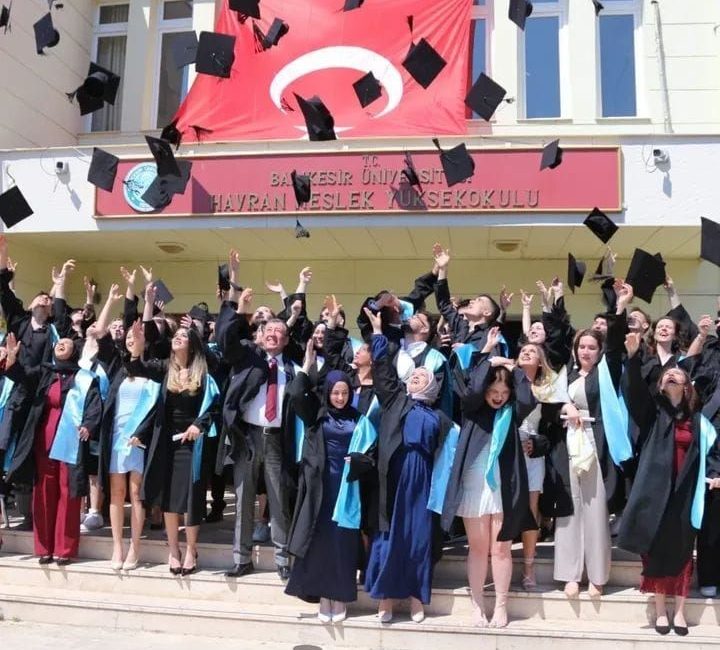 60 yaşında üniversite diploması sahibi oldu Balıkesir Üniversitesi Havran Meslek Yüksekokulu, 2025 yılı mezunlarını verirken, Burhaniye