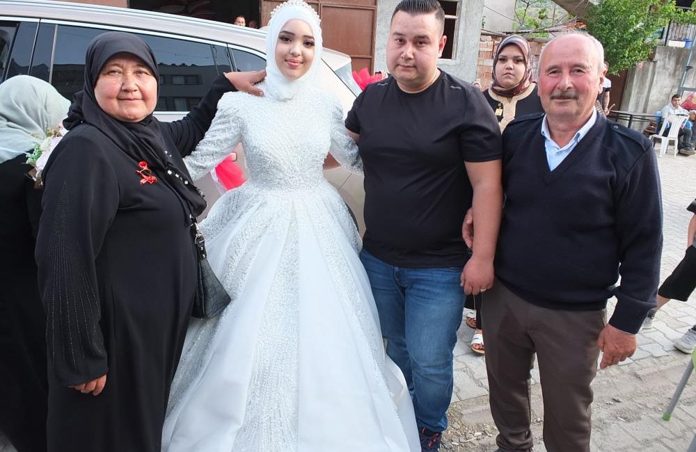 Burhaniye’de, Ertuğrul Karcı, gönlünü kaptırdığı Cezayirli Fetiha Ebu Abdullah ile