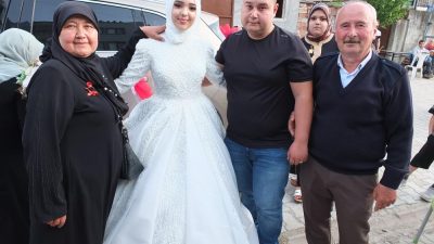 Burhaniye’de, Ertuğrul Karcı, gönlünü kaptırdığı Cezayirli Fetiha Ebu Abdullah ile