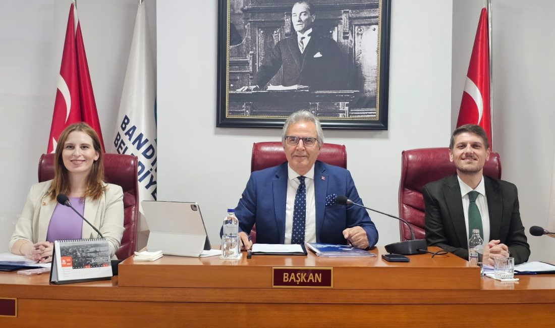 Bandırma Belediyesi’ne 11 milyonluk ek borç yüklendi Bandırma Belediye Başkanı Dursun Mirza, önceki döneme ait kıdem tazminatlarının