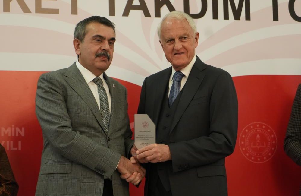 Milli Eğitim Bakanı Tekin, 55 okul yaptıran 44 hayırseverlerle buluştu Milli Eğitim Bakanı Yusuf Tekin, Balıkesir’de 55 okul yaptıran 44
