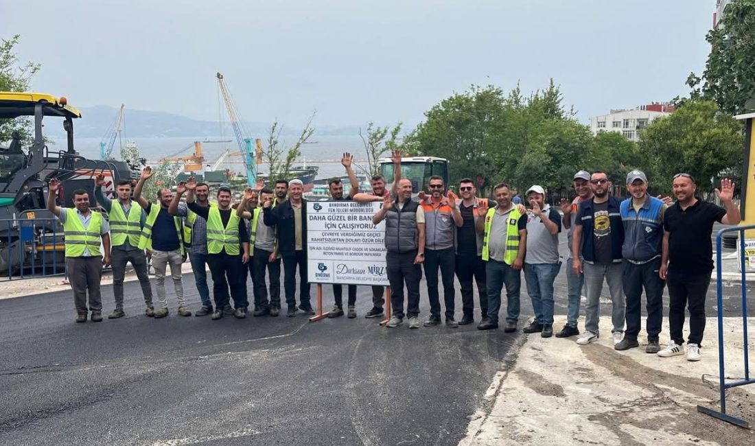 Bandırma Belediye Başkanı Dursun Mirza, Mehmetçik Caddesi’nde çalışmaları sürdüren personellere