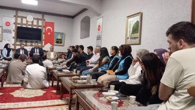 Bandırma Müftülüğü’nün düzenlediği Gençlik Buluşmaları programında Eğitimci-Sosyolog Murat Paydar, gençlerle