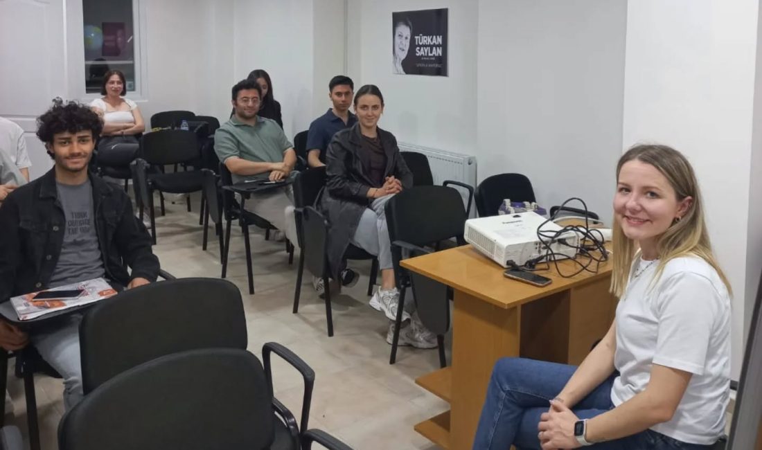 Bandırma’da çağdaş gençler, psikoloji konusunda bilgilendi ÇYDD Bandırma Şubesi’nin “Deniz Yıldızı Projesi” kapsamında düzenlediği psikoloji eğitiminde