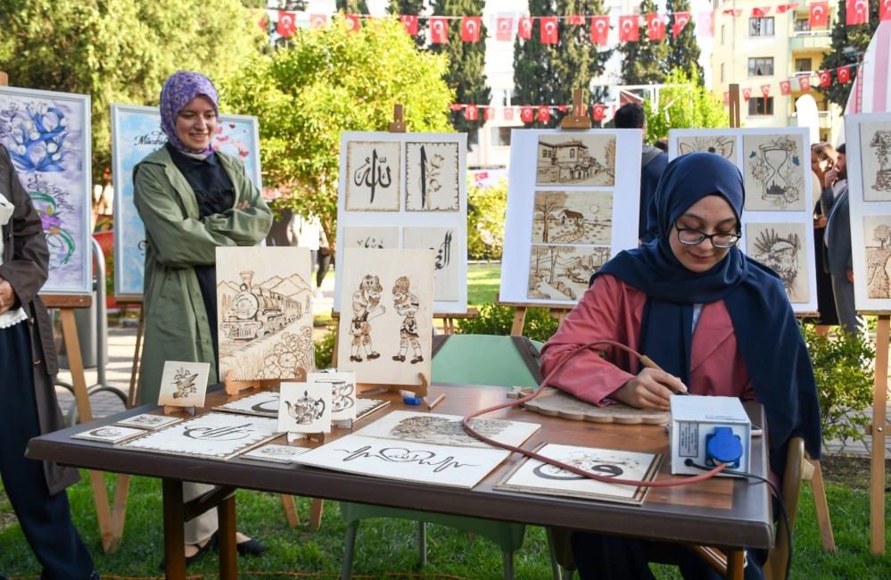 Balıkesir Gençliği, Gençlik ve Spor Festivalinde coşku ve enerjisini zirveye taşıdı Gençlik ve Spor Bakanlığı’nın 19 Mayıs Atatürk’ü Anma, Gençlik ve