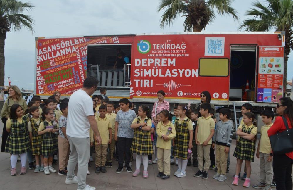 Ayvalık’ta “Deprem Simülasyon Tırı” bilinçlendiriyor Deprem Simülasyon Tır’ı vatandaşlar ve öğrencileri depreme karşı uygulamalı olarak