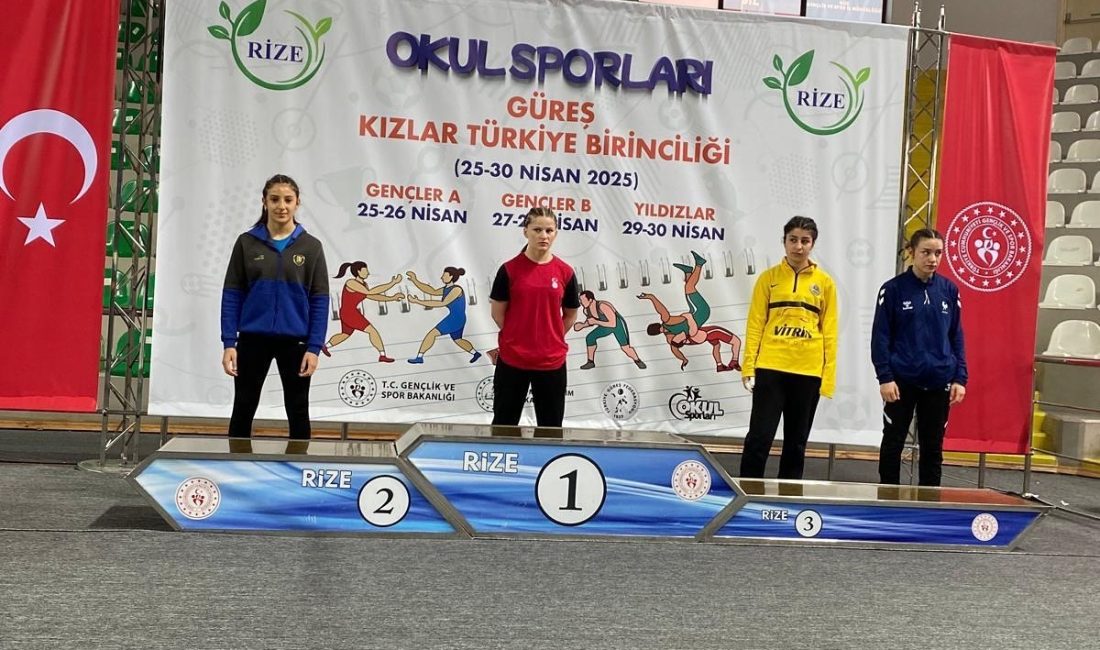 Balıkesir Büyükşehir Belediyesporlu genç güreşçiler Ayşenur Saran ve Nehir Akdan,