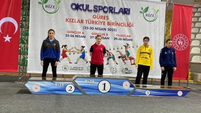 Balıkesir Büyükşehir Belediyesporlu genç güreşçiler Ayşenur Saran ve Nehir Akdan,