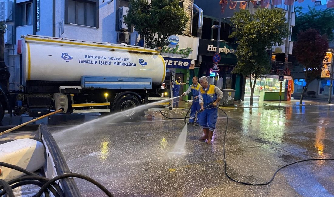 Bandırma Belediyesi ekipleri tarafından sabahın ilk saatlerinde, kent merkezi ve