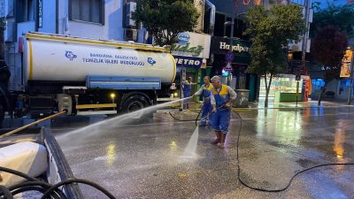 Bandırma Belediyesi ekipleri tarafından sabahın ilk saatlerinde, kent merkezi ve