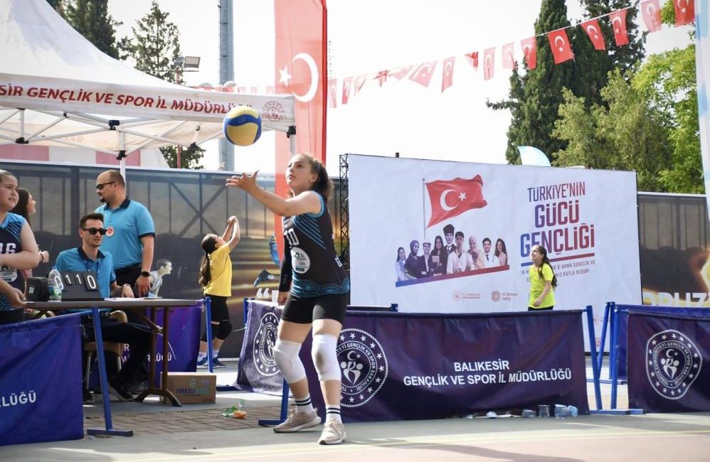 Balıkesirli gençler ‘Gençlik Haftasında’ spora doydu Gençlik Haftası, bu yıl da gençlerin yoğun katılımı ve coşkusuyla