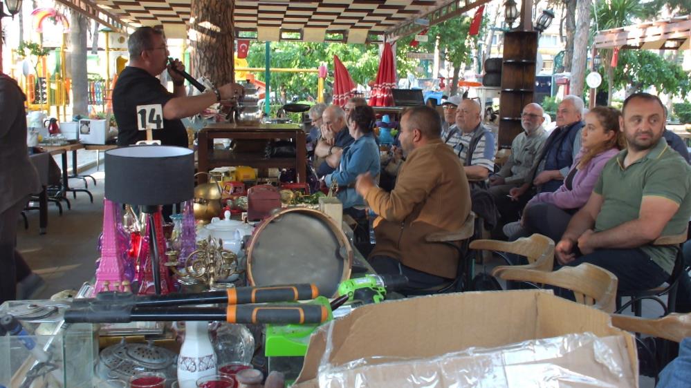 Balıkesir’de ikinci el mezadı ilgi gördü Burhaniye’de düzenlenen ikinci el mezadı ilgi görüyor. Şehit Turhan Parkındaki
