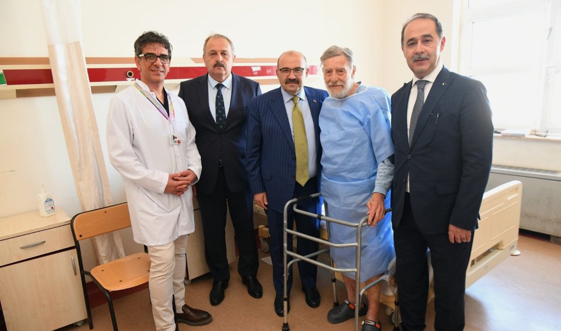 Protokolden sinemanın çınarı Ahmet Mekin’e geçmiş olsun ziyareti Geçirdiği kazanın ardından Bandırma’da ameliyat edilen sinemanın çınarı Ahmet Mekin’i,