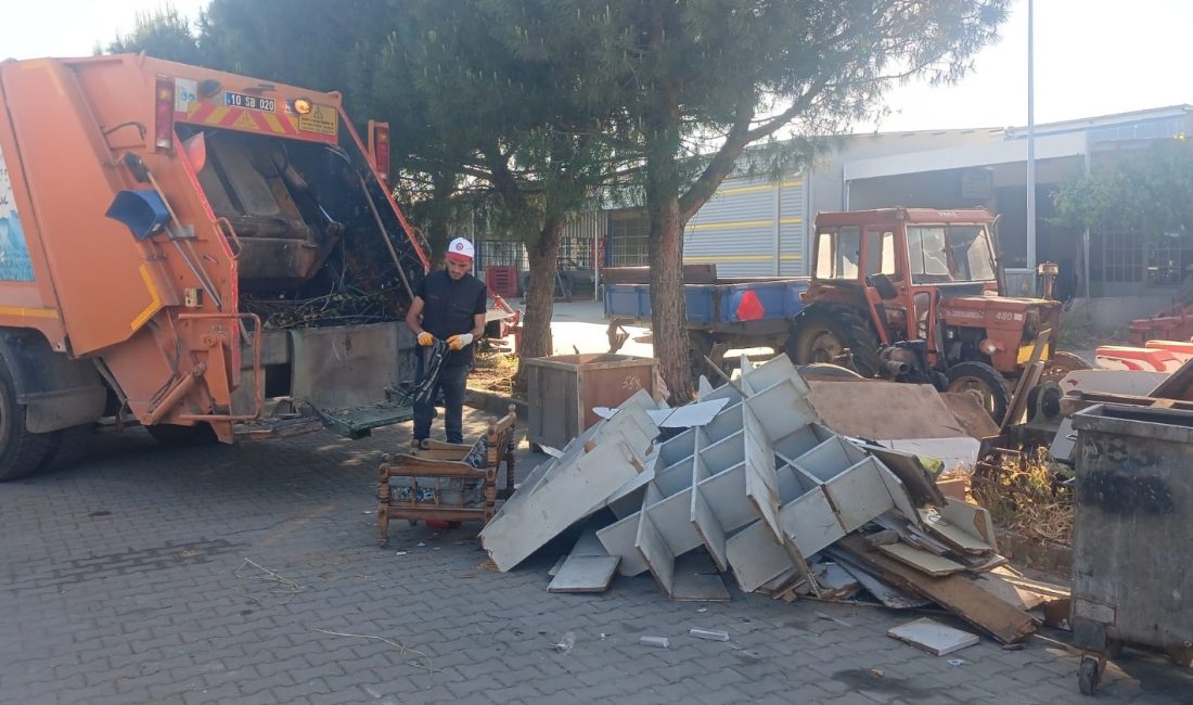 Susurluk Belediyesi’nden yoğun çevre düzenleme mesaisi Susurluk Belediyesi, Park ve Bahçeler ile Temizlik İşleri Müdürlüğü ekipleriyle