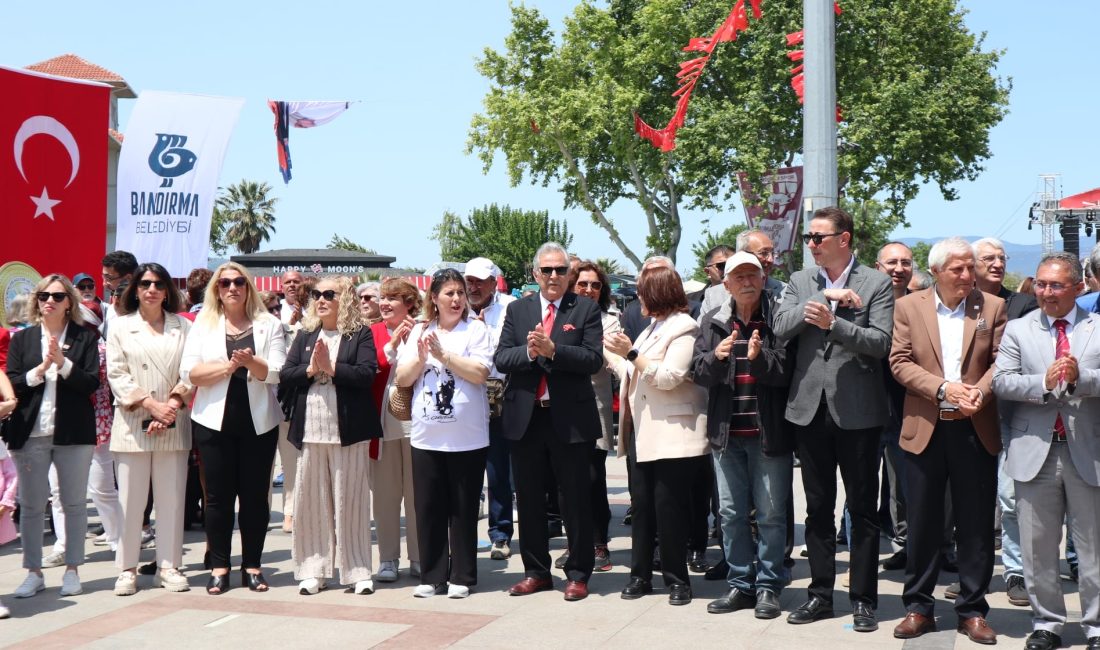 Bandırma’da 19 Mayıs’ta STK’lardan çelenk töreni CHP Bandırma İlçe Başkanlığı ile sivil toplum kuruluşlarının öncülüğünde düzenlenen