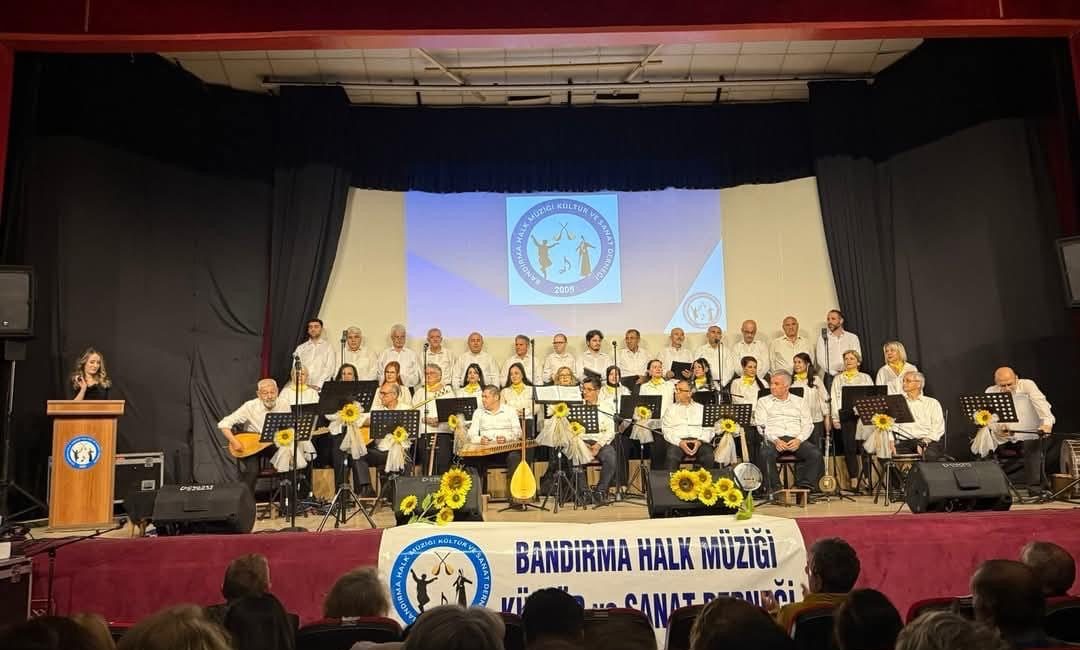 Bandırma Halk Müziği Kültür ve Sanat Derneği tarafından düzenlenen konserde,