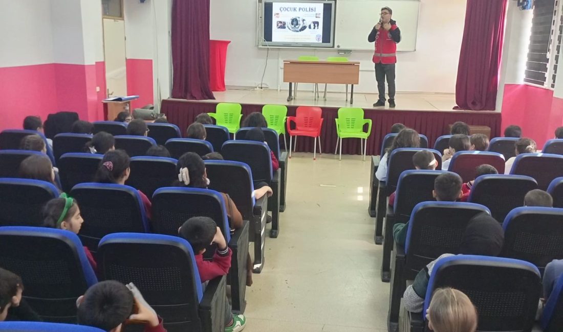 Bandırma polisi çocukların güvenliği için sahadaydı Bandırma’da Nisan ayı boyunca okul çevreleri, işyerleri ve servis araçlarında