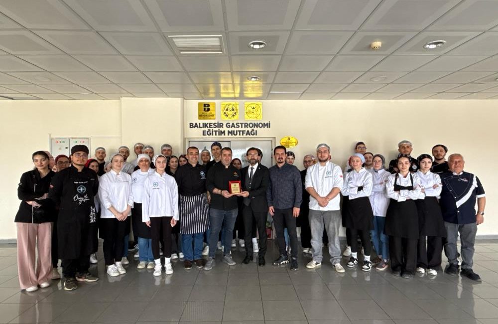 Sokak lezzetlerinden kokorecin sırlarını anlattı Balıkesir Üniversitesi Burhaniye Uygulamalı Bilimler Fakültesi Gastronomi ve Mutfak Sanatları