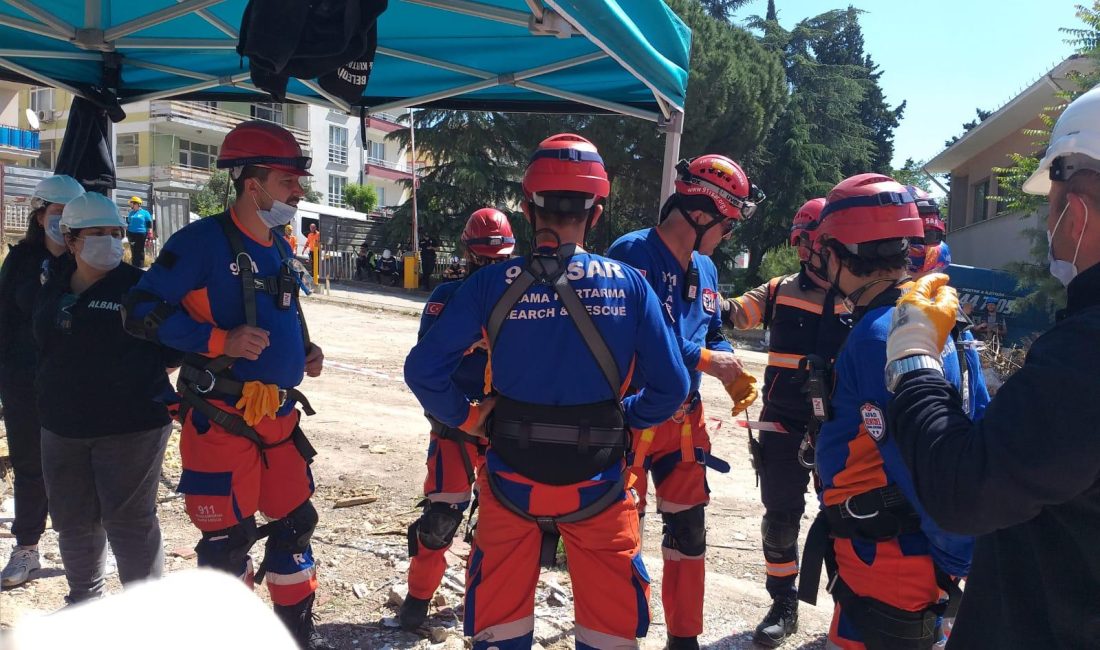 911 Arama Kurtarma Derneğii TAMT 2025 tatbikatında görev aldı 911 Arama Kurtarma Derneği Bandırma ekibi, Balıkesir Valiliği koordinesinde düzenlenen
