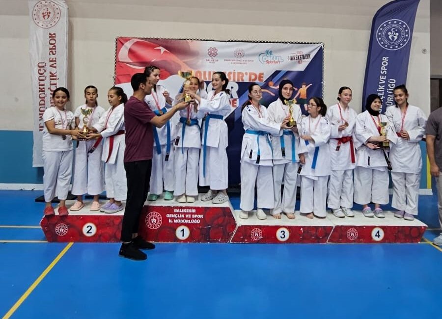 Balıkesir’de karate rüzgârı esti, il seçmeleri nefes kesti Balıkesir il seçmeleri kapsamında düzenlenen karate turnuvası, Şehit Turgut Solak