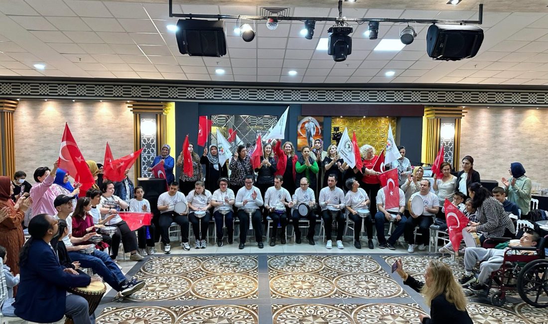 Bandırma’da Özel Bireyler için Asker Kınası coşkusu Engelime Renk Ver Derneği’nin düzenlediği etkinlikte özel bireyler ve aileleri,
