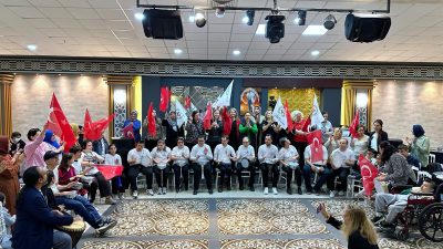 Engelime Renk Ver Derneği’nin düzenlediği etkinlikte özel bireyler ve aileleri,