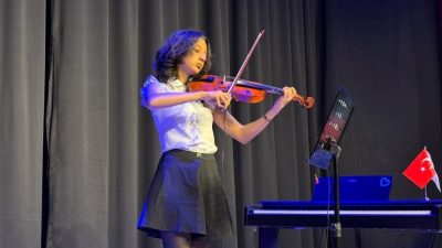 Balıkesir Büyükşehir Belediyesi’nin BALMEK kurslarında eğitim gören çocuklar, mezuniyet konserinde