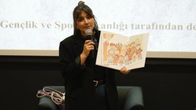 Bandırma Onyedi Eylül Üniversitesi’nde düzenlenen etkinlikte çocuk kitabı yazarı Şerife