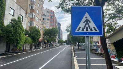 Bandırma Belediyesi tarafından yürütülen Mehmetçik Caddesi’ndeki yenileme çalışmaları sona erdi,