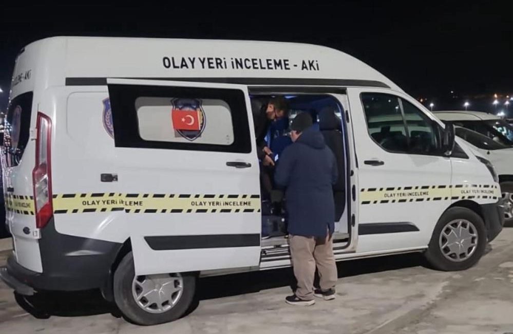 Bandırma’da sahil kıyısındaki dalgakıran kayalıklarında bir ceset bulundu. Edinilen bilgiye