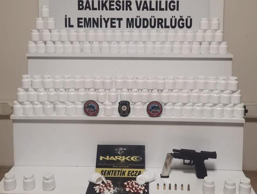 Polisin dur ihtarına uymadı ama yakalanmaktan kurtulamadı Balıkesir’de polis ekiplerinin şüphelenerek durdurmak istenen ve kaçan şahısların aracı