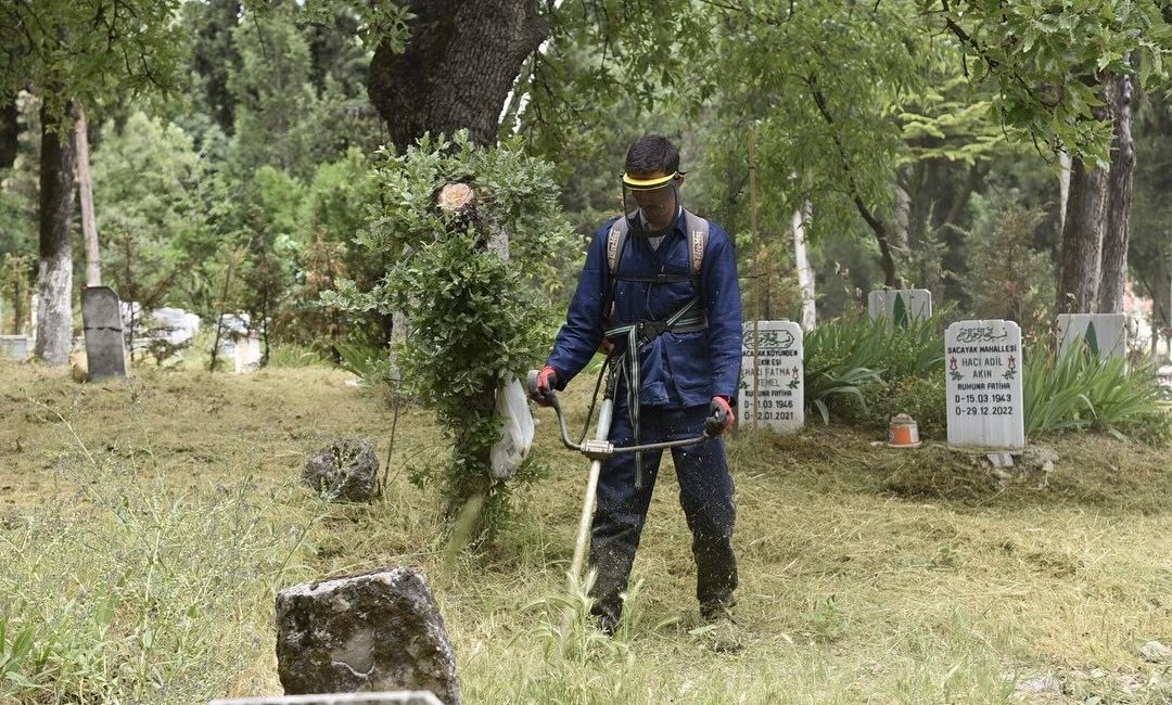 Dursunbey’de Kurban Bayramı için hazırlıklar başladı Dursunbey Belediyesi, Kurban Bayramı öncesinde vatandaşların ziyaretlerini huzurla gerçekleştirebilmesi için