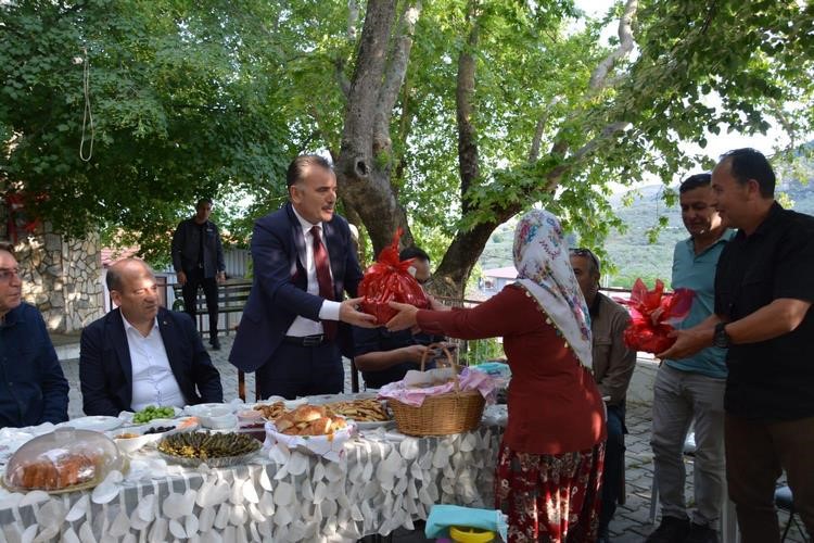 Edremit’te Kaymakam Odabaşı’ndan arıcı ziyareti Edremit’te arıcı günü Kaymakam Ahmet Odabaş’ın öncülüğünde anlamlı bir ziyaretle