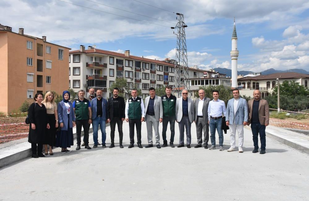 Edremit’te yeni köprü yatırımı tamamlanma aşamasına geldi Edremit’te yürütülen altyapı çalışmaları kapsamında “Edremit Çayı Taşkın Koruma İnşaatı”