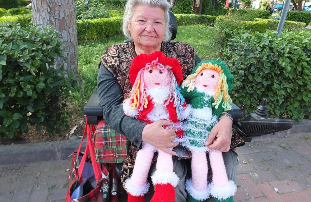 Balıkesir’de bedensel engelli Müfide hanım evinde üretiyor, parkta satıyor Burhaniye’de tekerlekli sandalye ile yaşamını sürdüren 65 yaşındaki Müfide Esringün,