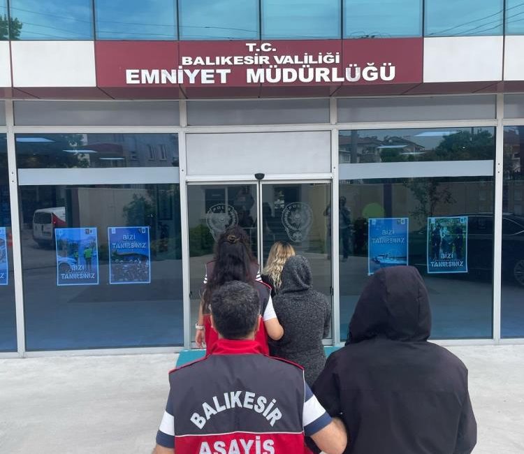 Hapis cezası bulunan 30 kişi yakalandı Balıkesir’de polis ekipleri aranan suçlulara yönelik gerçekleştirdiği denetimde 30 hapis