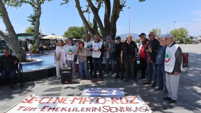 Tüm Emeklilerin Sendikası Bandırma Temsilciliği, Cumhuriyet Meydanı’nda yaptığı açıklamada, resmi