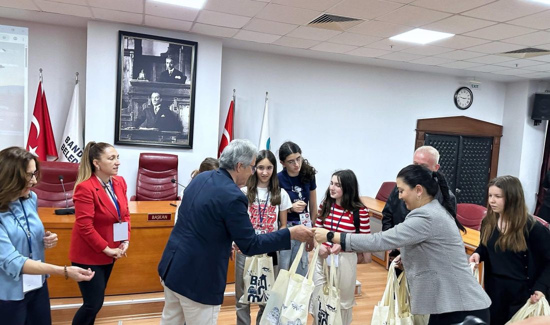 Erasmus öğrencileri Bandırma’da “Demokrasiyle” tanıştı Belediye Başkanı Dursun Mirza, Erasmus Projesi kapsamında kente gelen gençlerle