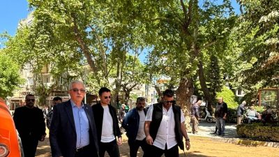 Erdek Belediyesi, uzun yıllardır beklenen asfaltlama çalışmalarına devam ediyor. İlçenin