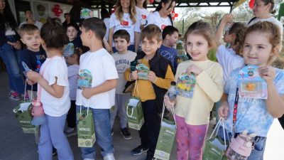  Zeytin ve zeytinyağı üreticisi Mustafa Kürlek, çocuklara hijyen alışkanlığı kazandırmak