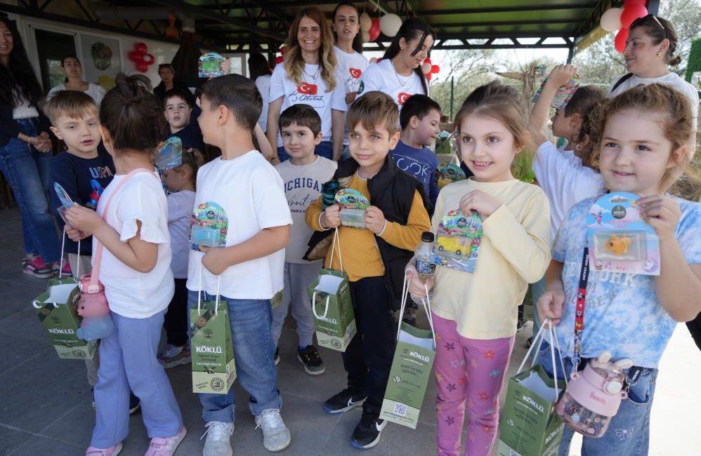 Oyuncaklı sabunla çocuklara hijyen alışkanlığı kazandırıyor Zeytin ve zeytinyağı üreticisi Mustafa Kürlek, çocuklara hijyen alışkanlığı kazandırmak