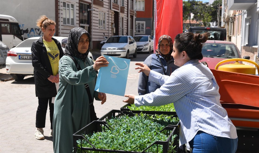 Büyükşehir’den çiftçiye fide desteği Balıkesir Büyükşehir Belediye Başkanı Ahmet Akın’ın üreticilere desteği sürüyor. Tarımda
