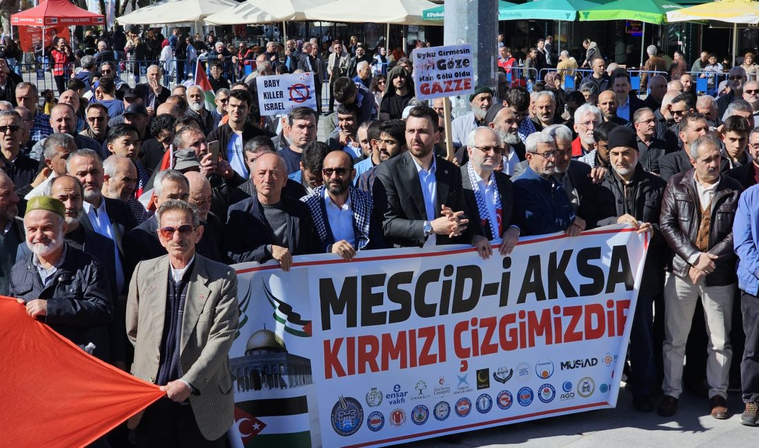 Bandırma’da sivil toplum kuruluşlarının öncülüğünde düzenlenen “Büyük Filistin Yürüyüşü” geniş
