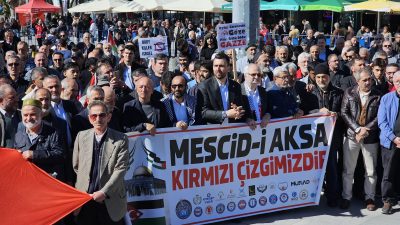 Bandırma’da sivil toplum kuruluşlarının öncülüğünde düzenlenen “Büyük Filistin Yürüyüşü” geniş