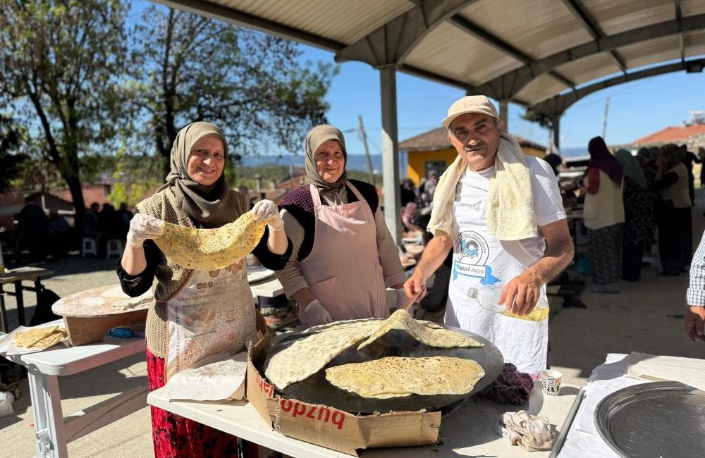 Köyün kadınları seferber oldu, binlerce gözleme aynı anda pişti Düğüncüler köyünde binlerce kişi hıdrellez şenliğinde bir araya geldi. Yaklaşık