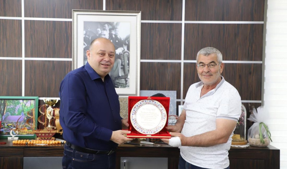 Altyapı ve çevre düzenleme çalışmalarından memnun kalan muhtar ve vatandaşlar,