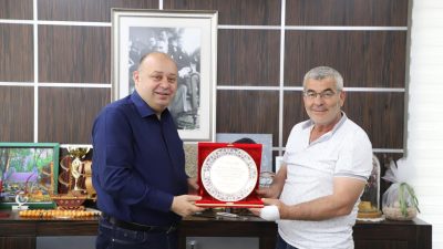 Altyapı ve çevre düzenleme çalışmalarından memnun kalan muhtar ve vatandaşlar,