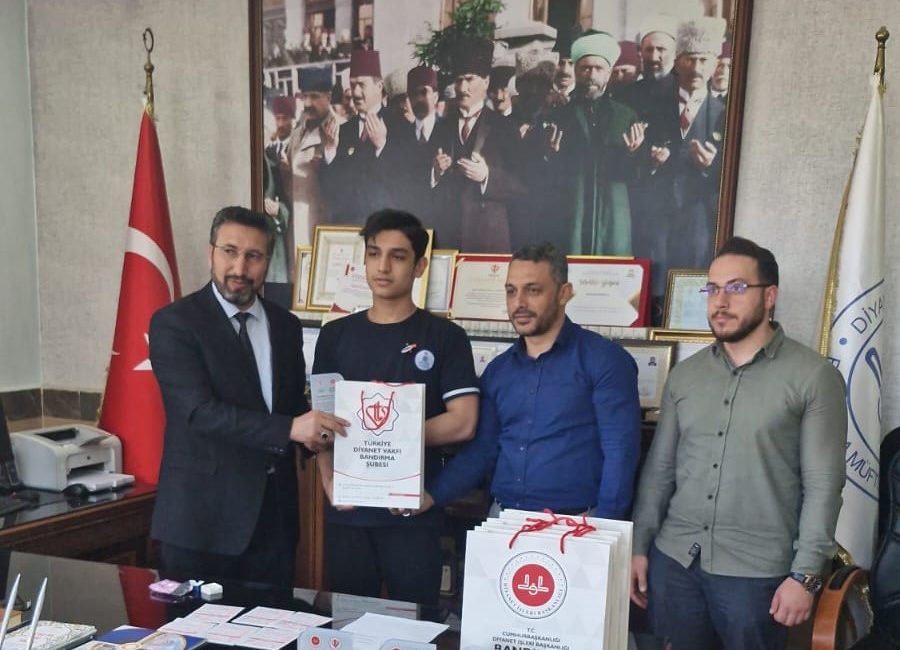 Bandırma’da bilgi yarışmasında dereceye giren gençlere altın ve kitap ödülleri verildi Bandırma Müftülüğü tarafından düzenlenen yarışmada dereceye giren lise ve üniversite
